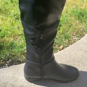 Black pleather and faux suede flat rising boots